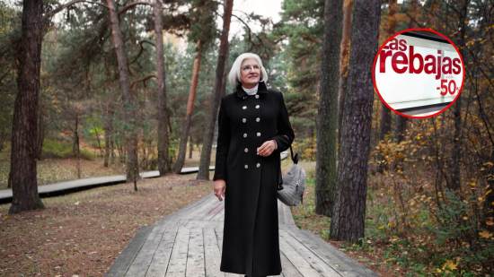 Cortefiel rebaja por tiempo limitado sus abrigos negros más elegantes y versátiles: seis modelos que prometen enamorar a las mujeres +50 para vestir en invierno