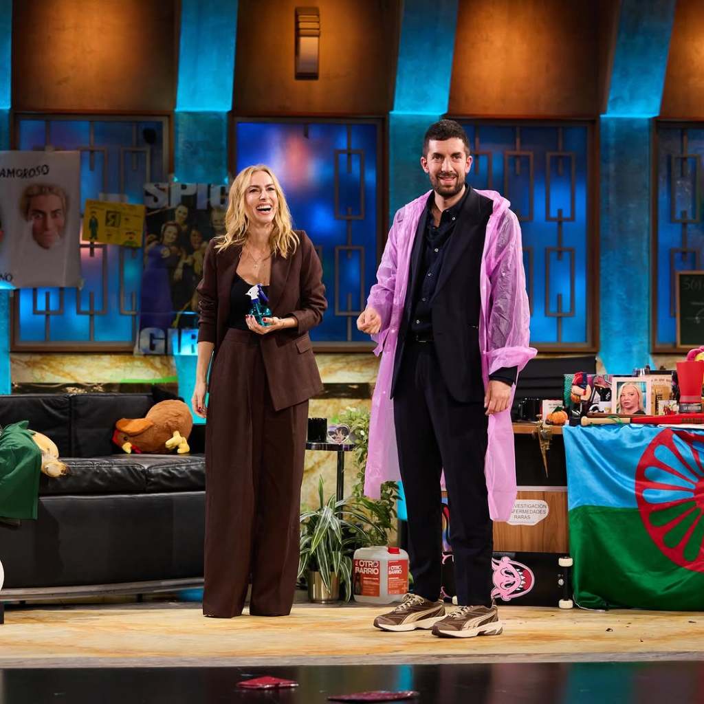 kira-miro-traje-marrón-chocolate-la-revuelta