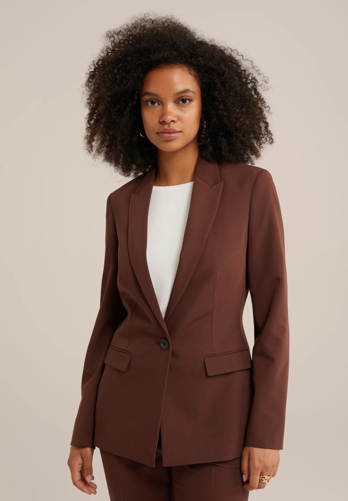 kira-miro-traje-marrón-chocolate-la-revuelta