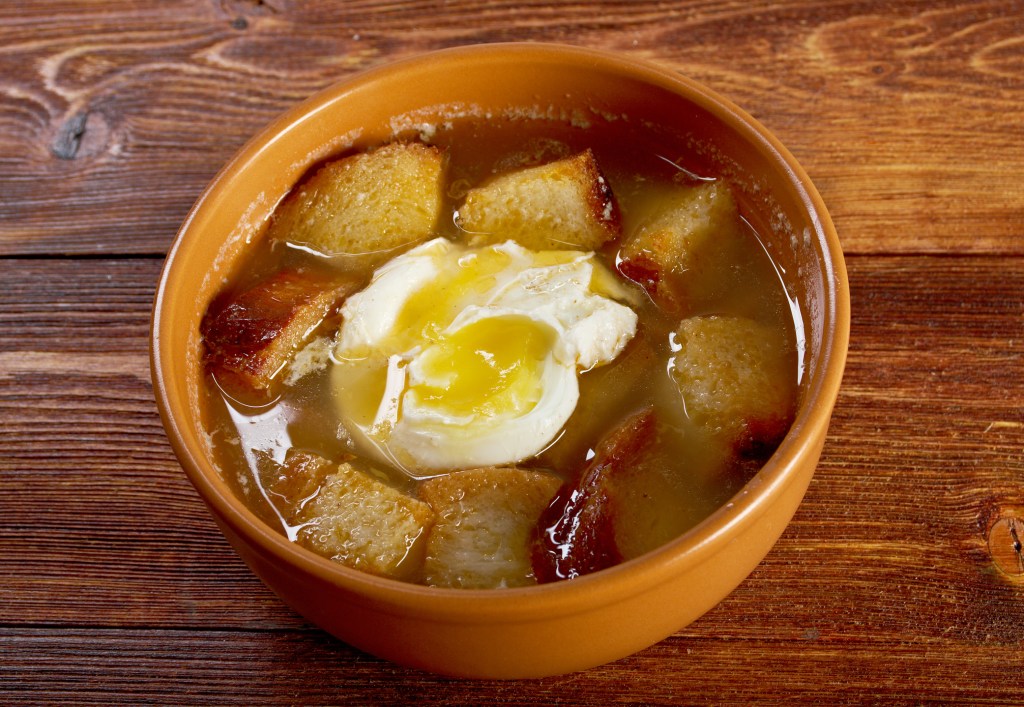 recetas-fáciles-aprovechamiento-sopa-de-ajo-pan