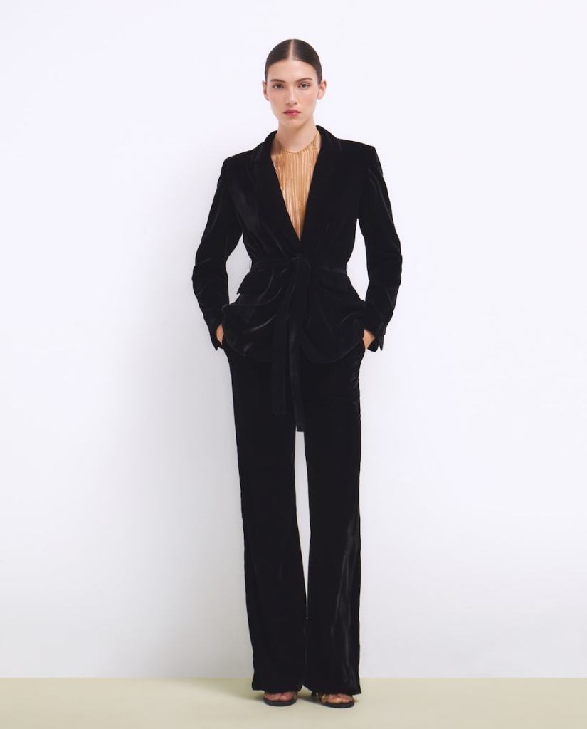 Los trajes negros de las rebajas de Zara, Mango o Massimo Dutti que llevarían Cameron Diaz y otras mujeres +50 porque estilizan y son elegantes