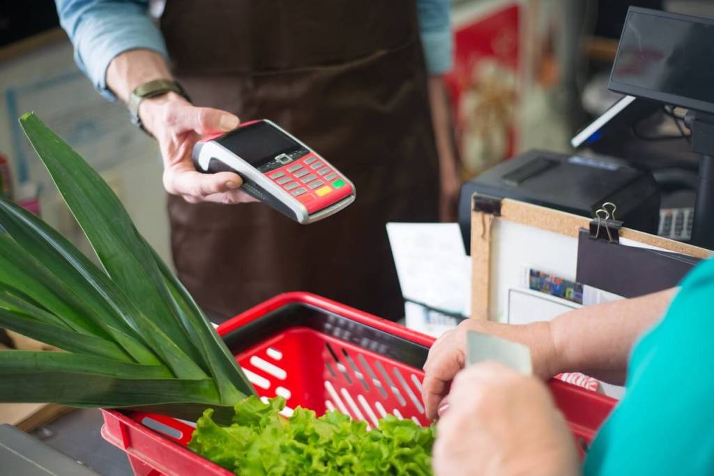 Un hombre hace la misma compra en varios supermercados para comprobar cuál es más barato y el resultado es sorprendente