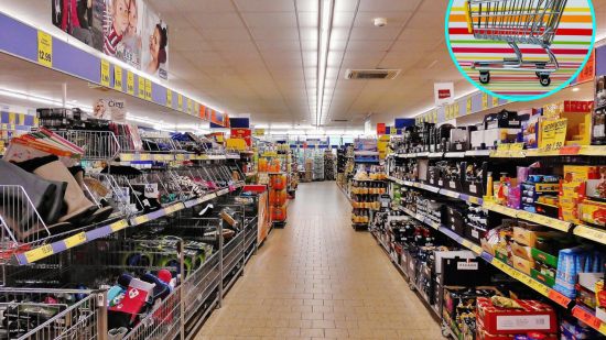 Un hombre hace la misma compra en varios supermercados para comprobar cuál es más barato y el resultado es sorprendente