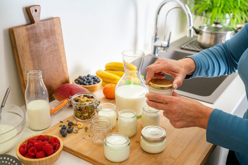 Olvídate del kéfir y el yogur: este probiótico los supera para reforzar la salud digestiva y el sistema inmunológico en mujeres a partir de los 50 años