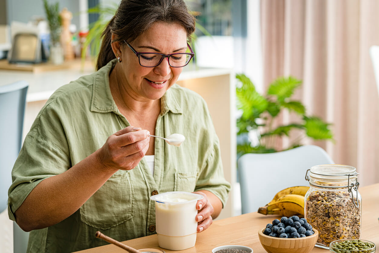 Olvídate del kéfir y el yogur: este probiótico los supera para reforzar la salud digestiva y el sistema inmunológico en mujeres a partir de los 50 años
