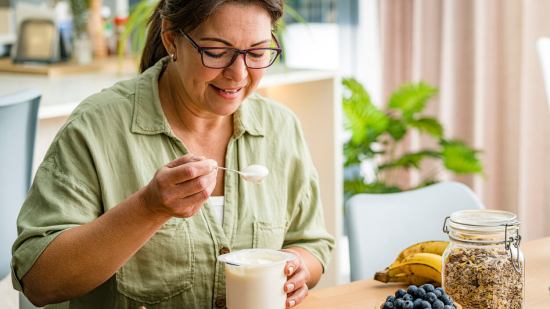 Olvídate del kéfir y el yogur: este probiótico los supera para reforzar la salud digestiva y el sistema inmunológico en mujeres a partir de los 50 años
