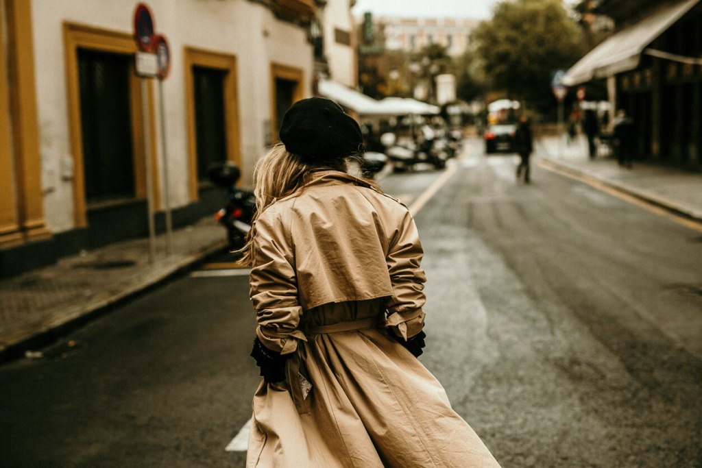 Tamara Falcó e Isabelle Junot deslumbran con gabardinas de entretiempo en su escapada - Fuente: iStock
