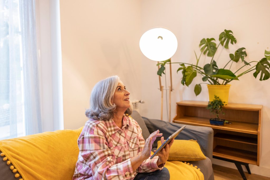 Cómo tener un hogar inteligente puede ayudar al bienestar de las mujeres +50