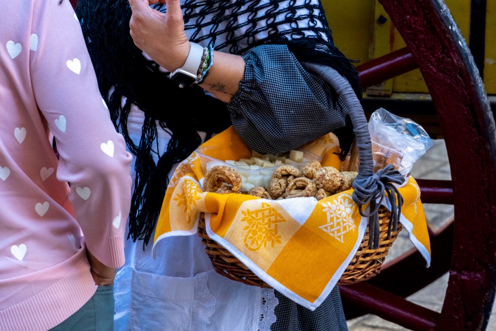 Alerta por contaminación en torreznos: seis marcas afectadas por salmonella