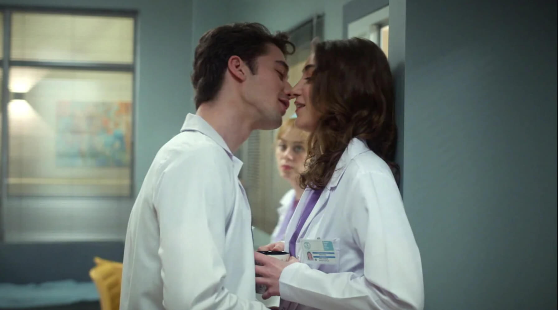 Escena de Aziz (Demirhan Demircioğlu) y Seren (Nil Sude Albayrak) en 'Renacer'.- Atresmedia