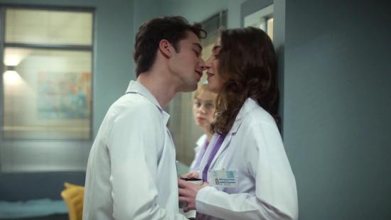 Escena de Aziz (Demirhan Demircioğlu) y Seren (Nil Sude Albayrak) en 'Renacer'.- Atresmedia