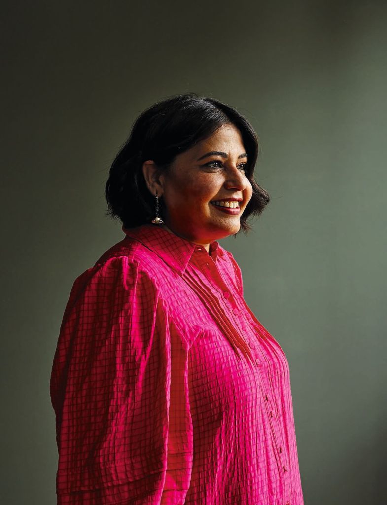 La cocina casera india no se mide, se recuerda. Se transmite por intuición, por aroma, por el sonido del chisporroteo de las especias. Para Romy Gill, chef india y una de las voces más personales del panorama culinario, los platos que aprendió en casa no solo definen su cocina, sino también su manera de mirar el mundo.
Nacida y criada en Burnpur, en el estado de Bengala Occidental, Romy creció entre aromas intensos, rituales culinarios y almuerzos que se compartían con las manos. Sus raíces están divididas entre el este de la India —la región donde vivió— y el Punyab, la tierra natal de su familia. Esa doble identidad atraviesa toda su forma de cocinar.
Ya en Reino Unido, Romy se formó de forma autodidacta, construyó su propio restaurante (Romy’s Kitchen, en Thornbury, cerca de Bristol) y se convirtió en una de las chefs más reconocidas por su forma de reinterpretar la cocina india sin perder su esencia. Fue condecorada con la Orden del Imperio Británico por su aportación a la gastronomía y ha colaborado con medios como BBC, The Guardian, The Telegraph o The New York Times.
En La comida de mis sueños, su libro más íntimo, reúne platos, memorias y costumbres que construyen una biografía contada a través del sabor. “Estos son los platos que realmente marcaron mi infancia. Eran los básicos de nuestra cocina, los que comíamos cada semana y los que me acompañaron cuando me fui de casa.”
De entre ellos, hay cuatro que resumen su esencia con sencillez y emoción: gobi paratha, rajma, amritsari chole y paneer burji. Platos humildes, profundamente familiares y llenos de historia.