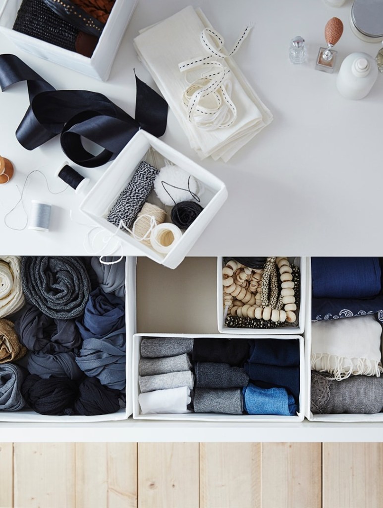 Orden en hogar minimalista con cestas de tela Skubb - Imagen: Ikea