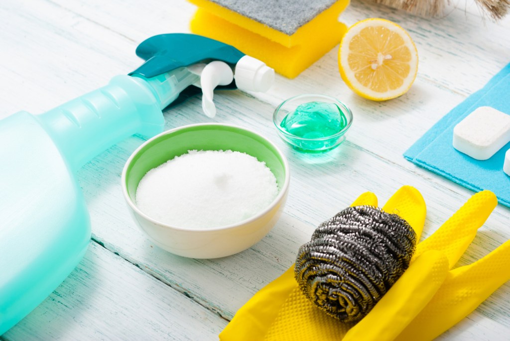 Remedio casero para limpiar juntas baño - Imagen: iStock