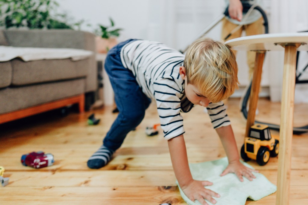 Niño ayudando con la limpieza de la casa - Imagen: iStock
