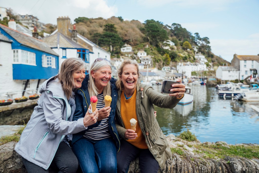 Foto: iStock - Amigas de vacaciones tomando un helado.