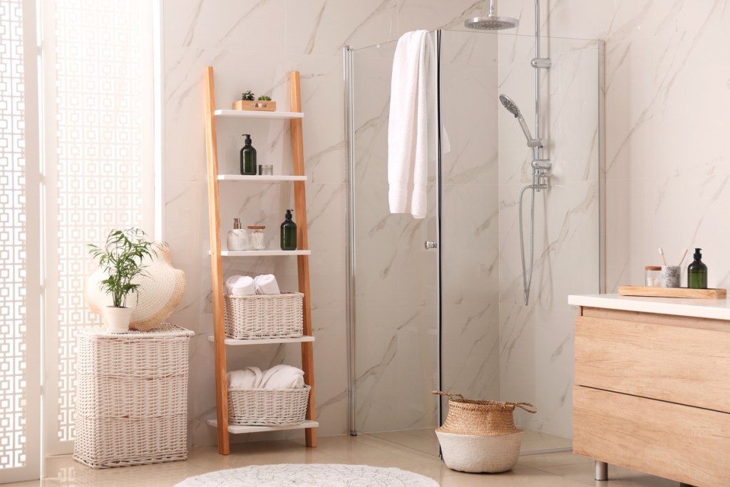 Cuarto de baño con escalera decorativa - Imagen: iStock
