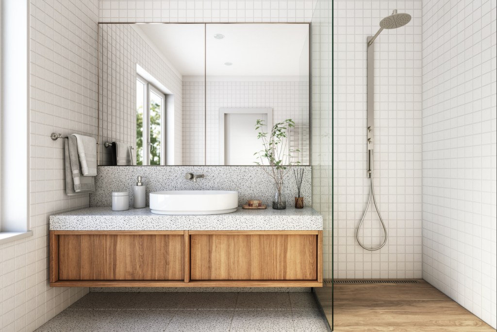 Mueble con puertas correderas en cuarto de baño - Imagen: iStock