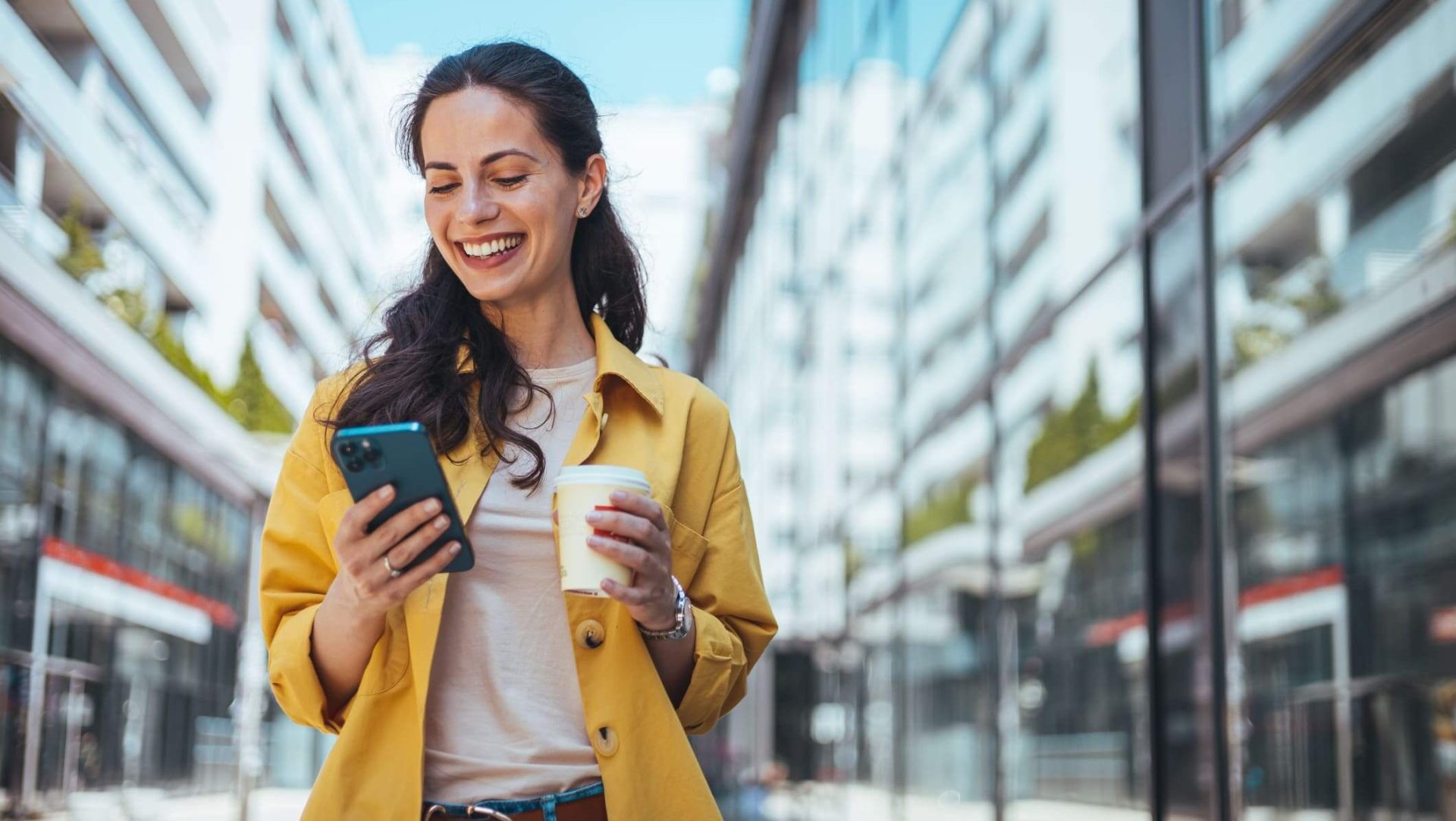 Foto: iShock - Mujer descargando una app.