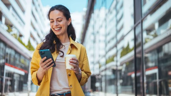 Foto: iShock - Mujer descargando una app.