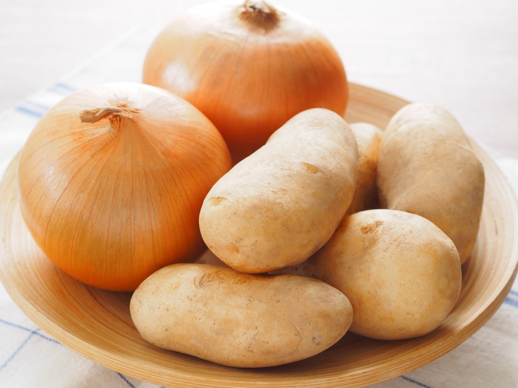 alimentos-nevera-patatas-cebolla