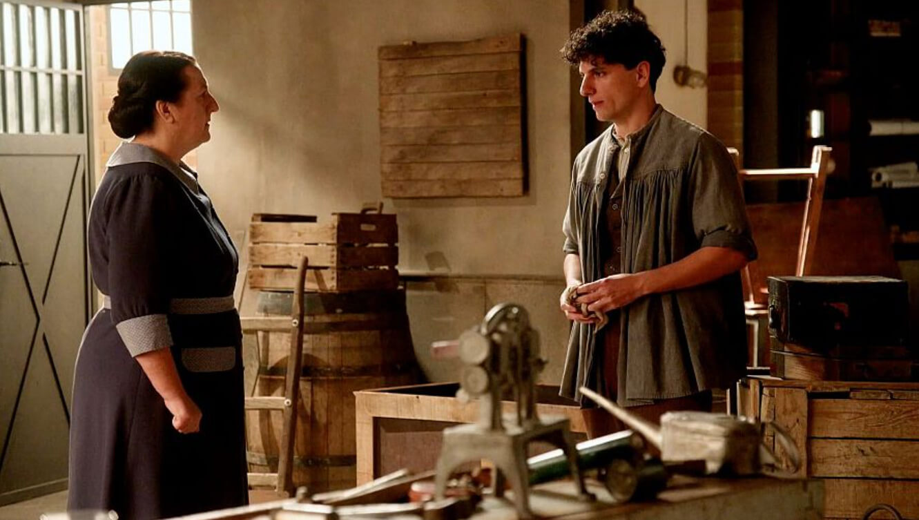 Simona (Carmen Flores Sandoval) y Toño (Álvaro Quintana) en una escena de 'La Promesa'.- RTVE