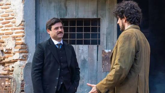 Manuel (Arturo García Sancho) y Toño (Álvaro Quintana) en una escena de 'La Promesa'.- RTVE