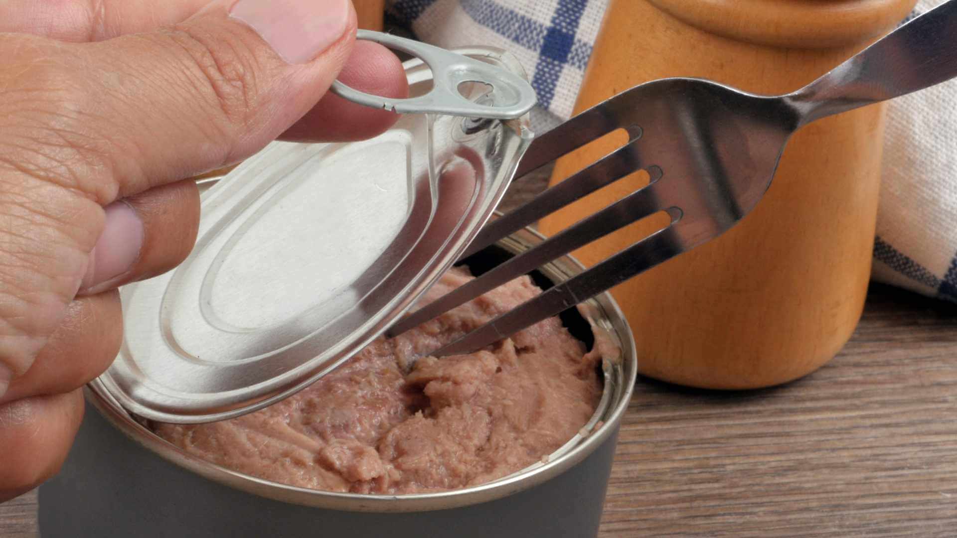 Lata de atún recién abierta analizada por la OCU por su exceso de sal y baja calidad