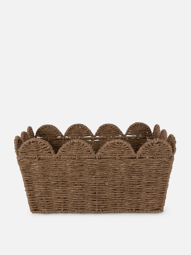 Cesta de mesa de mimbre festoneada – Imagen: Primark