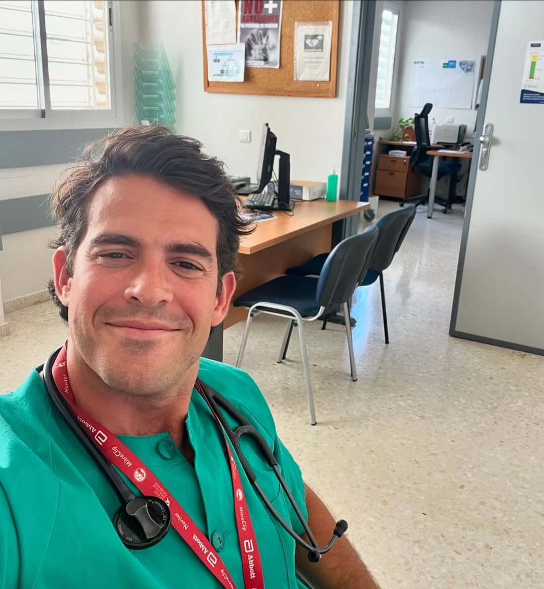 El cardiólogo Aurelio Rojas lo confirma: "Comer kiwi antes de dormir mejora la calidad del sueño"