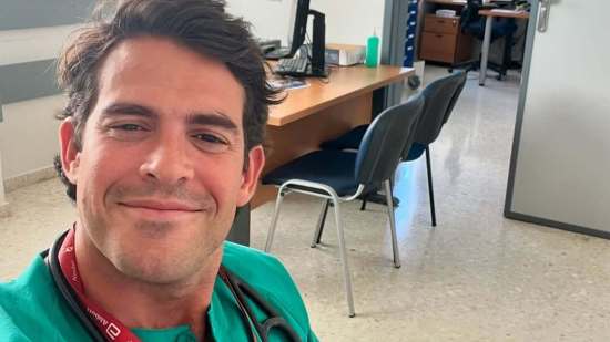 El cardiólogo Aurelio Rojas lo confirma: "Comer kiwi antes de dormir mejora la calidad del sueño"