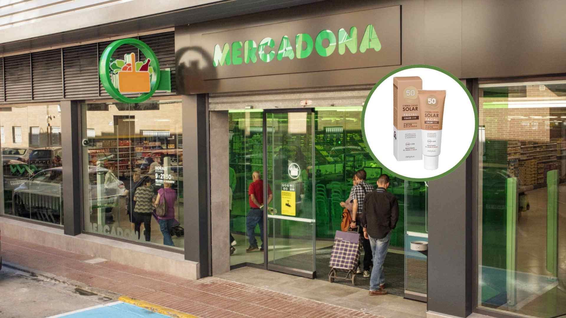 Fachada de Mercadona con clientes y la crema solar con color SPF 50 de 6 € destacada en un círculo superpuesto