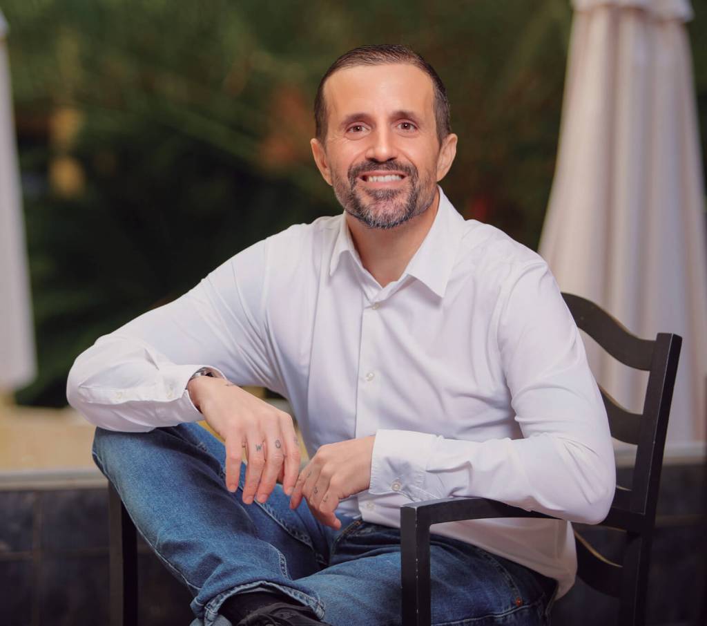 Curro Cañete, uno de los autores referentes en crecimiento personal, nos cuenta: “Lo más importante es que nadie nos diga lo que tenemos que desear, ni las redes, ni nadie. Los sueños auténticos no te los dicta un vídeo ni una influencer, están dentro de ti” -  Fotografía: Javier Ocaña