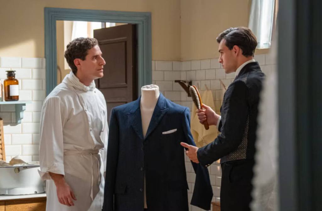 Lope (Enrique Fortún) y Curro (Xavi Lock) en 'La Promesa'.- RTVE