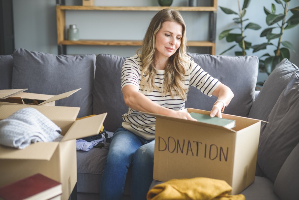 Mujer preparando su mudanza con orden - Imagen: iStock
