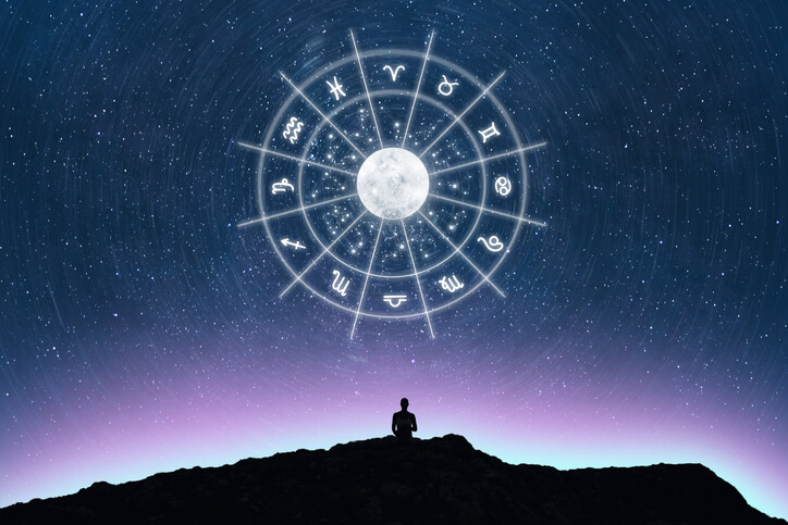 Esta es la razón por la que seguimos leyendo horóscopos según lo que dice la astrología sobre nuestra búsqueda de sentido - Fuente: iStock
