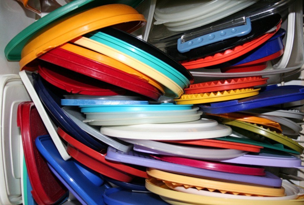 Tapas de táper que impiden orden en casa - Imagen: iStock