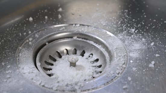 Adiós a los atascos y malos olores del fregadero: este truco con sal cuesta menos de 1 euro
