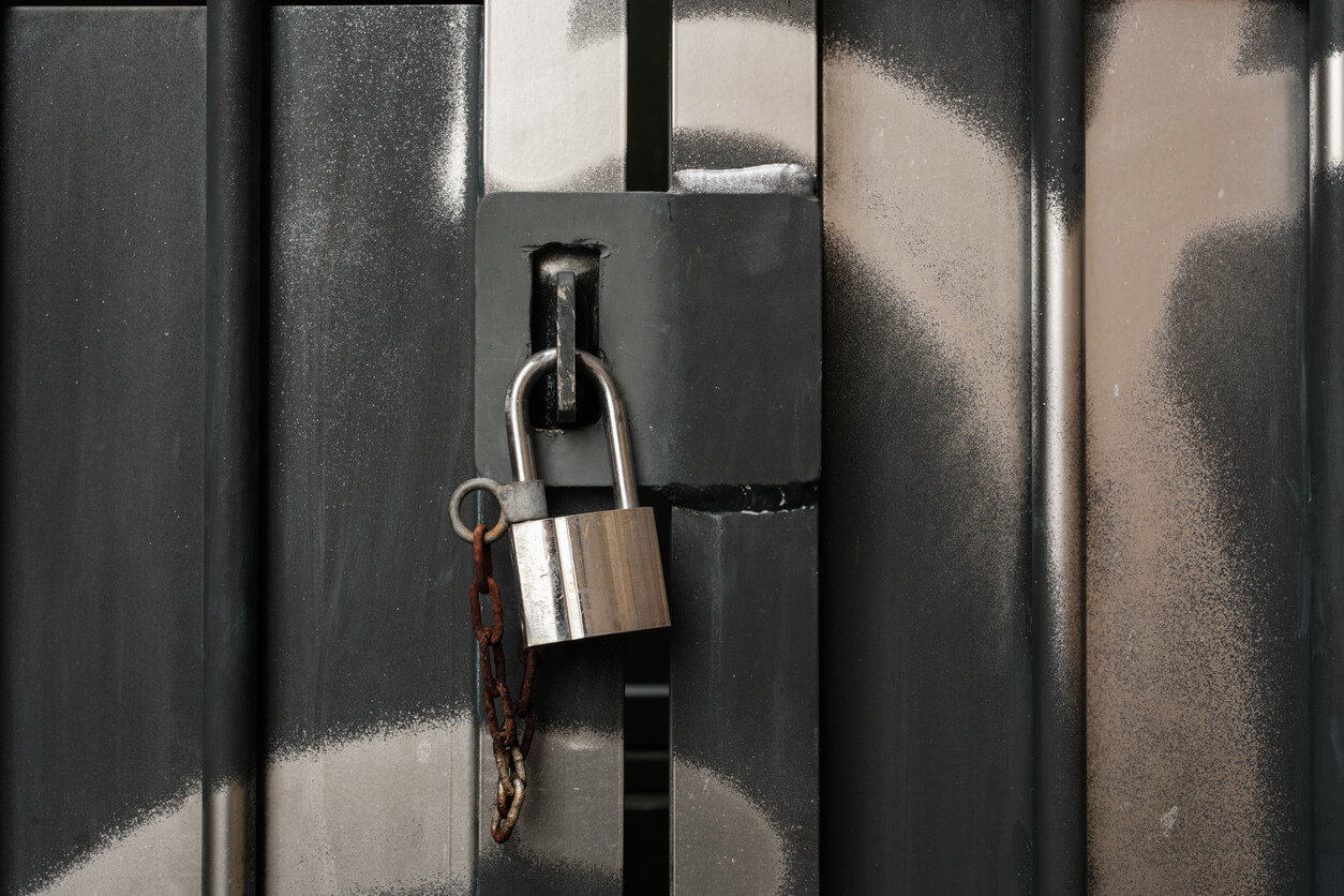 Casi nadie lo sabe: el agujerito que tienen todos los candados no está ahí por decoración y su función es mucho más importante de lo que imaginas