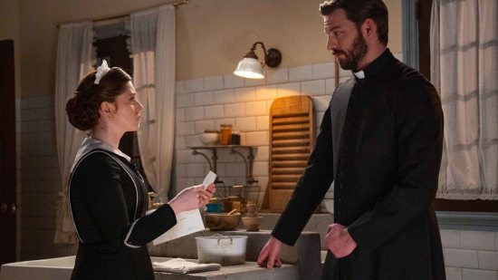 María Fernández (Sara Molina) y el Padre Samuel (Daniel Schröder) en 'La Promesa'.- RTVE