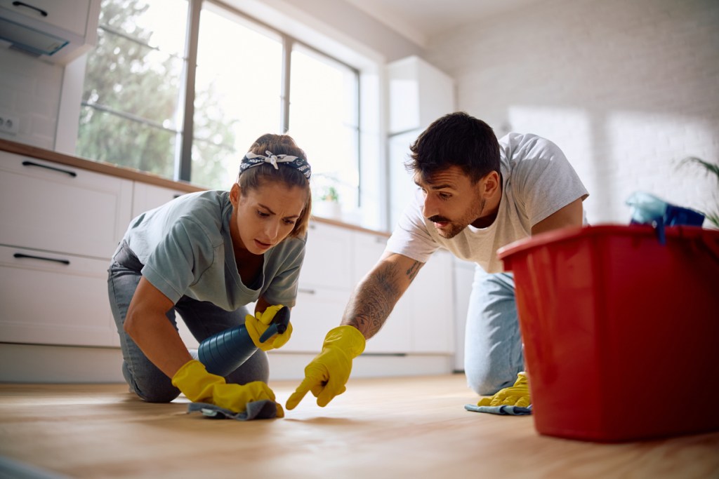 trucos-limpiar-suelo-madera-rayado