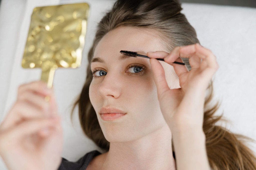 truco-perfume-marilyn-monroe-cejas