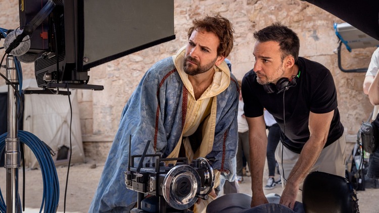 Alejandro Amenábar durante el rodaje de 'El Cautivo' - Imagen: RTVE