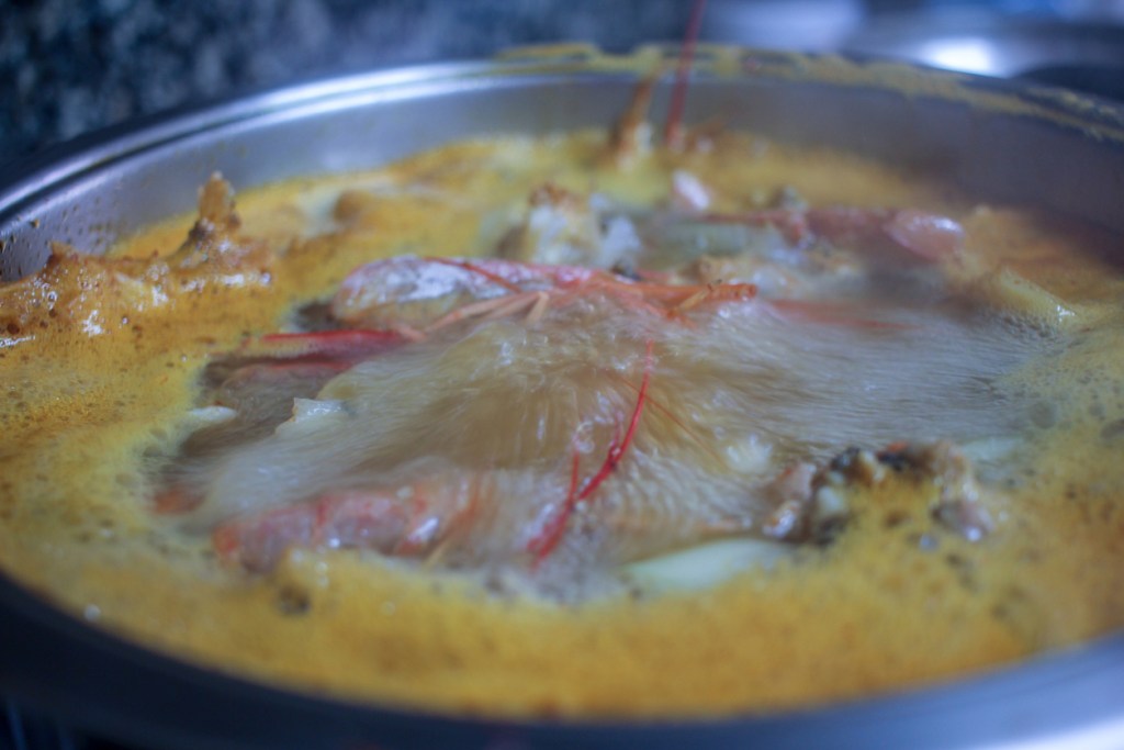 guiso-garbanzos-langostinos-tipico-costas-españolas