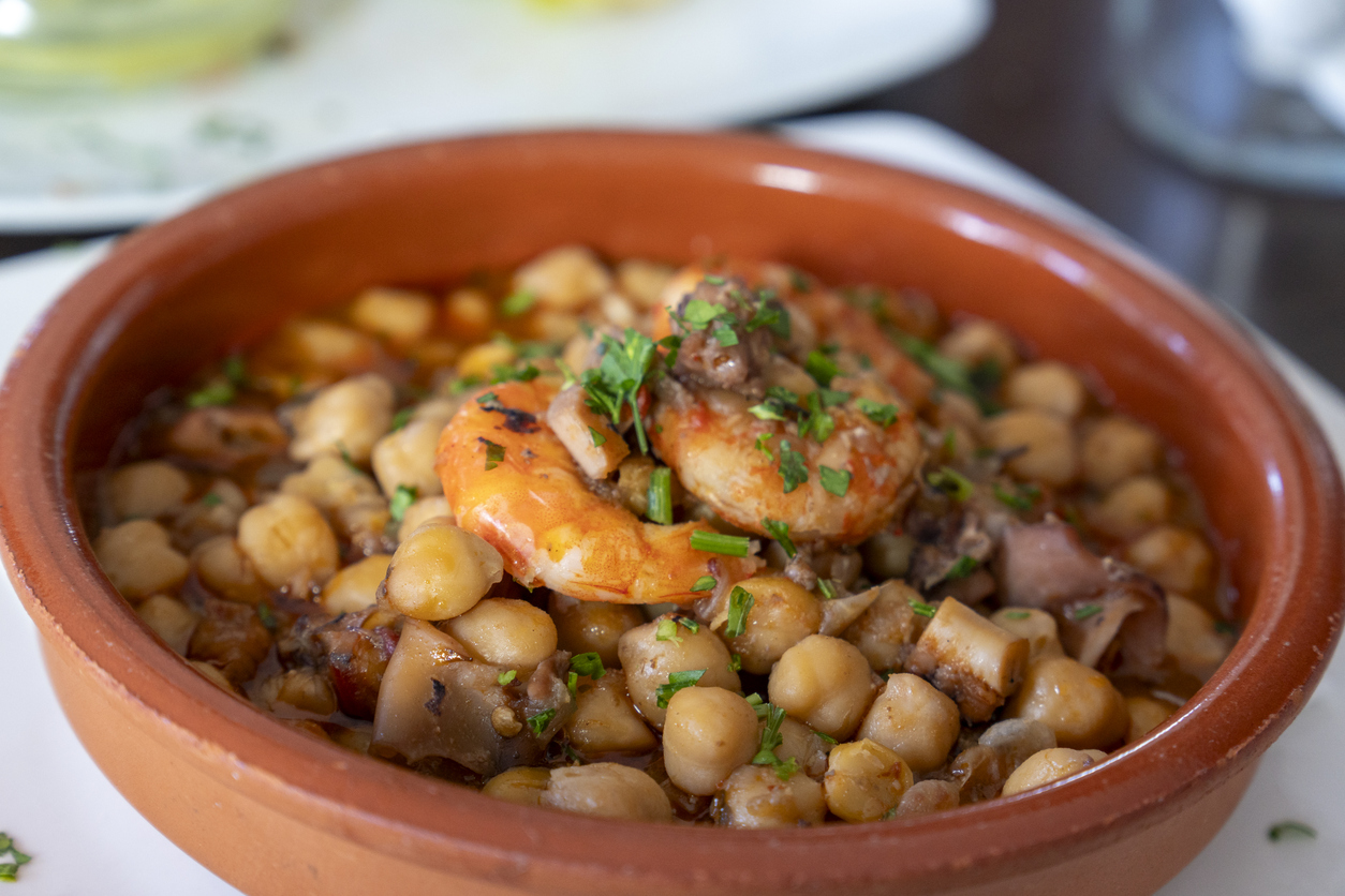 guiso-garbanzos-langostinos-tipico-costas-españolas