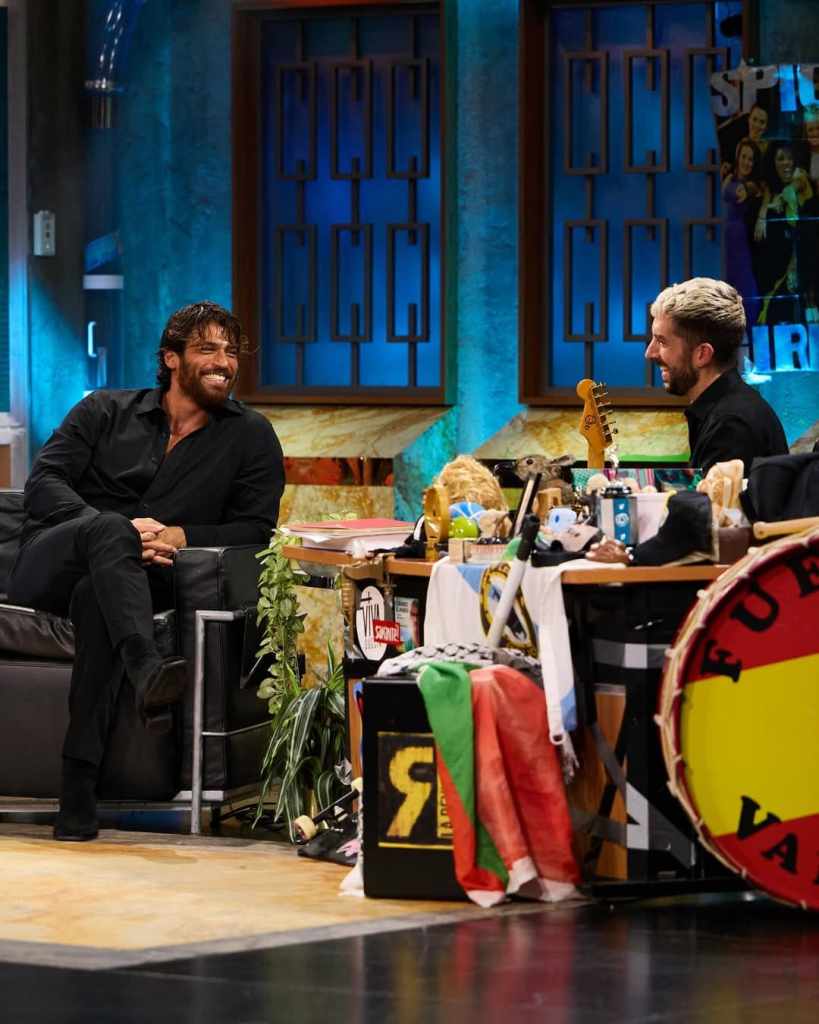 Can Yaman visita 'La Revuelta' - Imagen: Instagram @larevuelta_tve