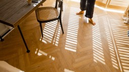 suelo-vinilico-adhesivo-madera-economico-duradero