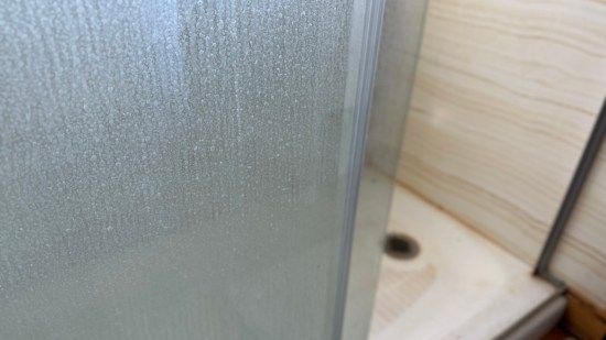 jabon-blando-limpieza-cristales-mampara-ducha