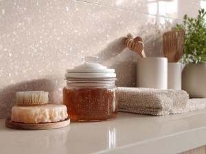 El nuevo uso al mítico jabón potásico que le dan los expertos en limpieza para que el horno y microondas quede impoluto