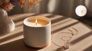 La vela para regalar en Navidad es made in Spain con un perfume de jazmín ligeramente dulce y una joya dentro